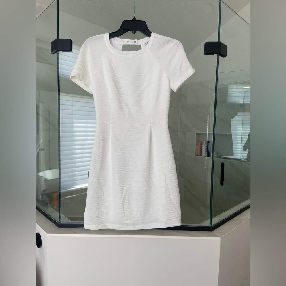 Elegant White Short-Sleeve Mini Dress